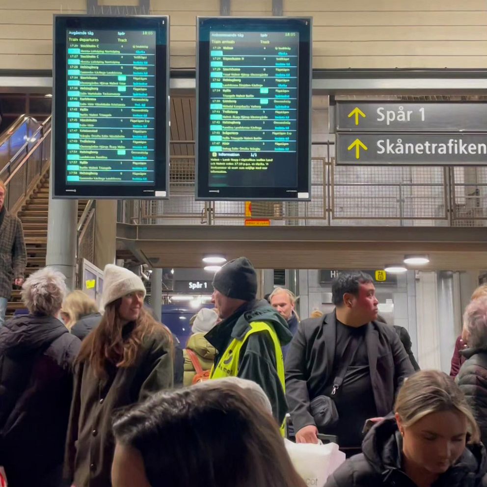 Till vänster ses en folksamling på en tågstation med digitala informationstavlor som visar ankommande och avgående tåg samt riktning mot spår 1 och Skånetrafiken. Till höger finns en mörk nattbild med belysning som visar en person iklädd en svart jacka, som står på en gata med byggnader i bakgrunden. Tess Sigfridsson åker tåg flera gånger i veckan och är van vid att köa till ersättningsbussarna. ”Jag begär alltid ersättning när det blir tågstrul”.