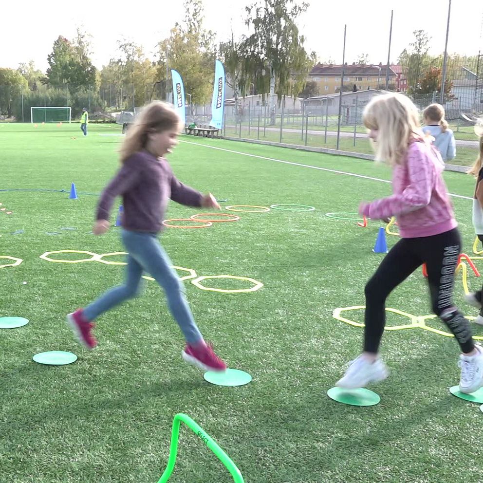 Barn som hoppar på en fotbollsplan under idrottens dag i Sandviken.