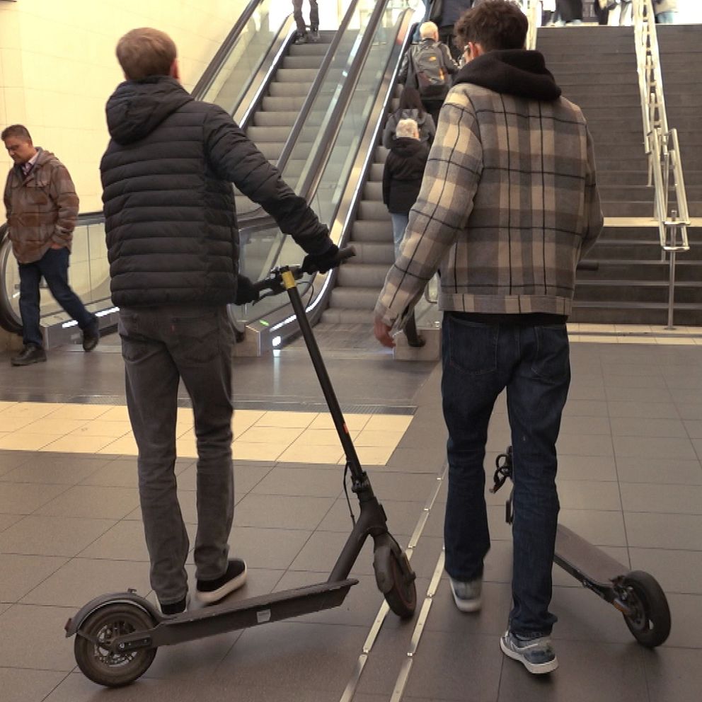 En delad bild som visar två unga män som åker på elsparkcyklar i en tunnelbanestation till vänster. Till höger visas en person stående på en tunnelbanestation.