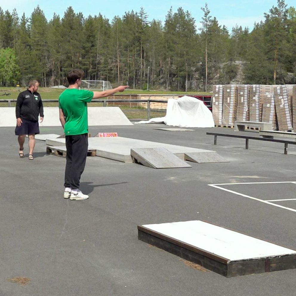 Vy över skateparken som byggs vid Trolltjärn och en profilbild på Jens Lundqvist.