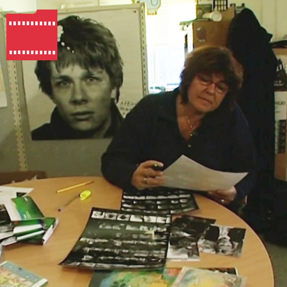 Två bilder. Till vänster syns Eva Wilke vid ett skrivbord, till höger cd-skivor på en hylla.