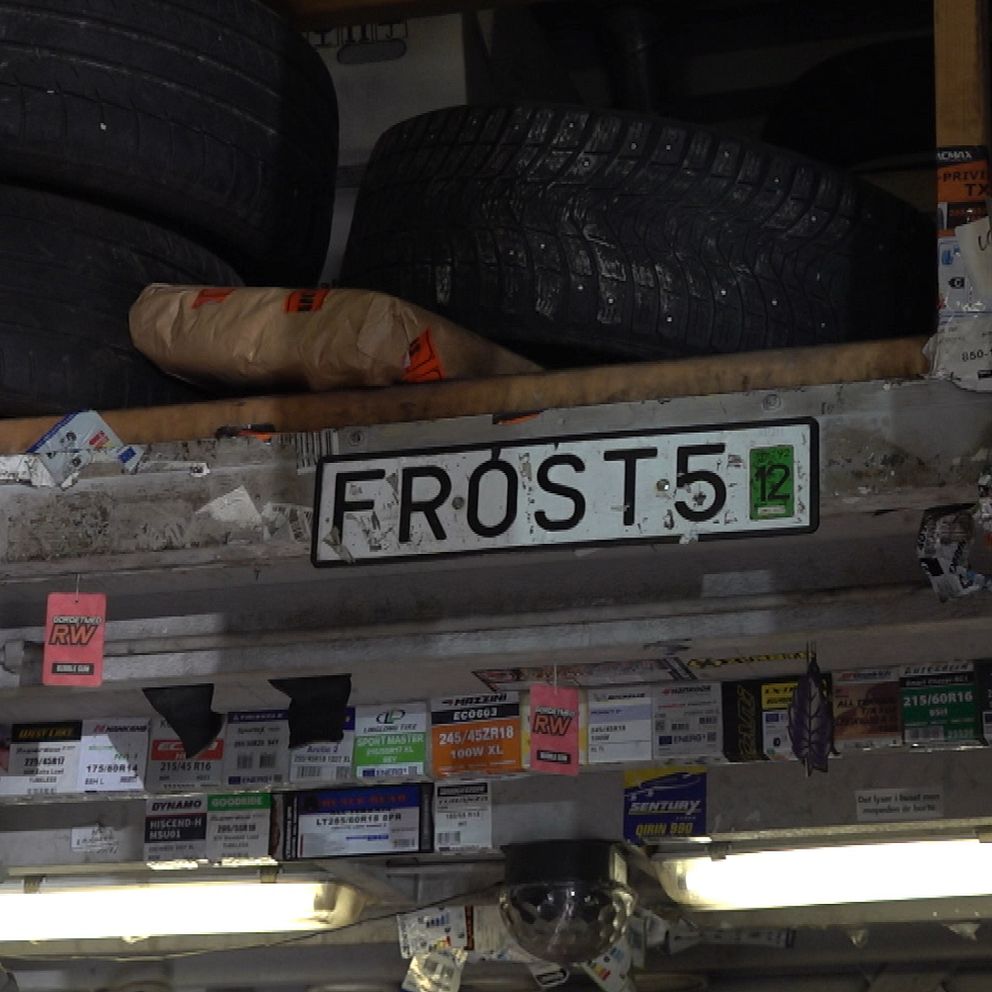 En bild på en bilskylt det står FROST på och däckhandlaren Karl-Erik Edström till höger i bild