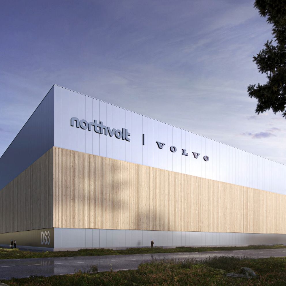 Till vänster: Modell av fabrik, blå och beige, med texterna Northvolt och Volvo mot en blå himmel.