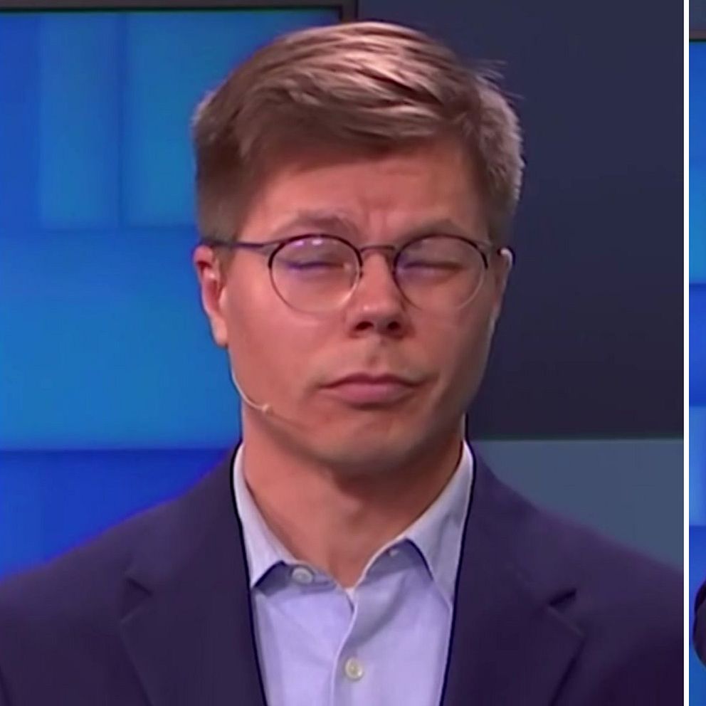I klippet: Här går allt, precis allt, fel i nyhetssändningen. Programledaren Joni Saijets försöker hålla god min trots att ett högt ljud tjuter i öronen.