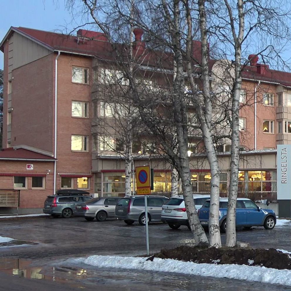 Exteriören på äldreboendet Ringelsta i Arvidsjaur samt Anna Lindholm som är anhörig. Hon är klädd i en mellangrå polotröja.