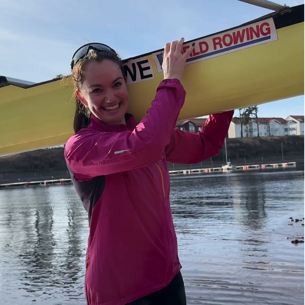 Tvådelad bild. Vänster: Person bär roddbåt vid strand. Höger: Roddare på sjön i soligt väder.