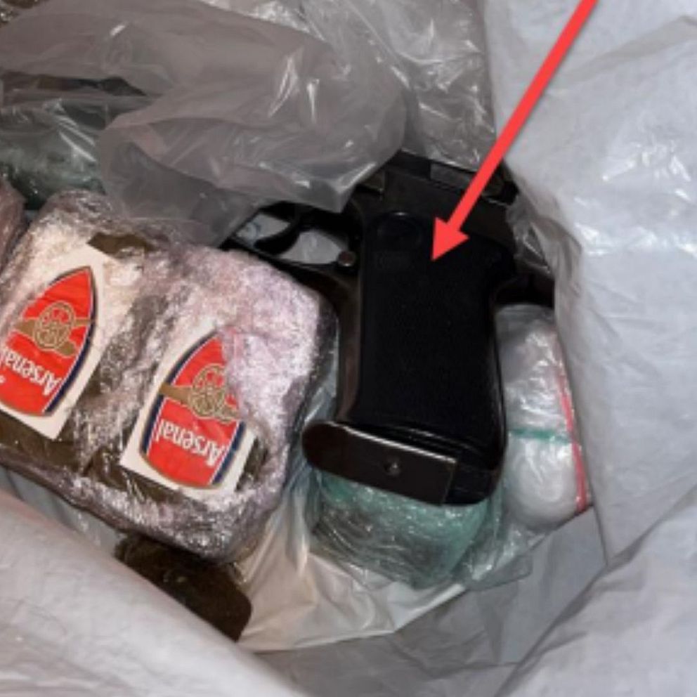 Kollage med bilder ur polisens förundersökning. Sundsvallskvinnan hade pansarskott, narkotika och vapen i lägenheten.