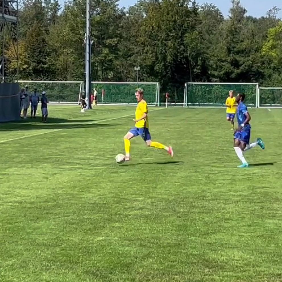 Fotbollsspelare på grönt gräs