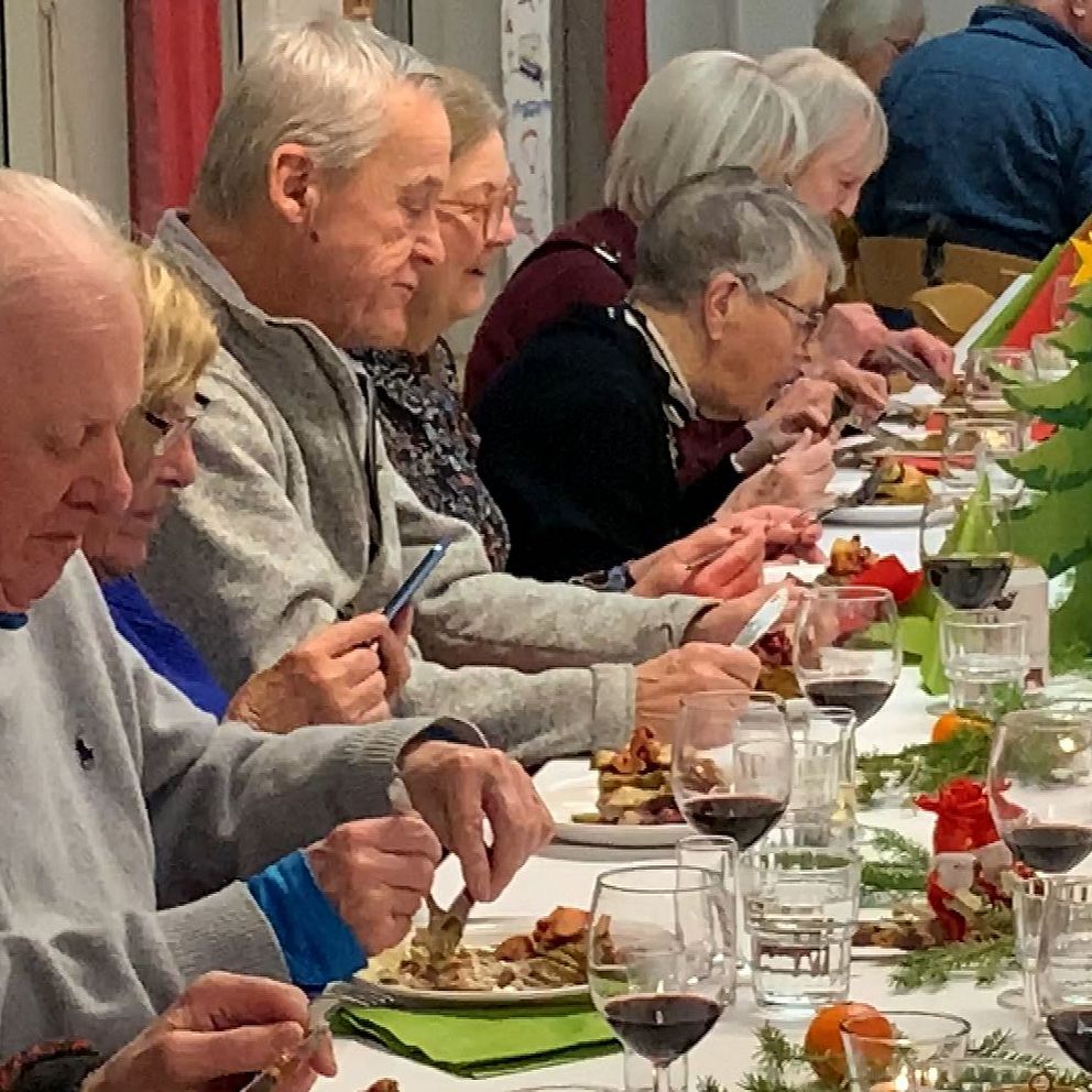 Till vänster: Flera äldre människor sitter vid ett långbord i Duved och äter julmiddag. Till höger: Initiativtagaren för julmiddagen för de äldre, Lena Flaten.