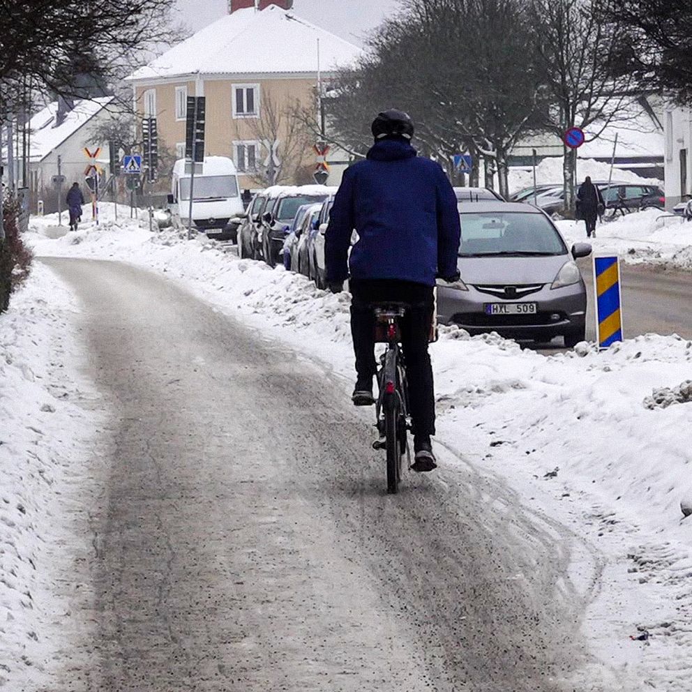 Maja Eriksson, infrastrukturstrateg på region Örebro län till höger. En cyklist på en snöig cykelbana till höger.