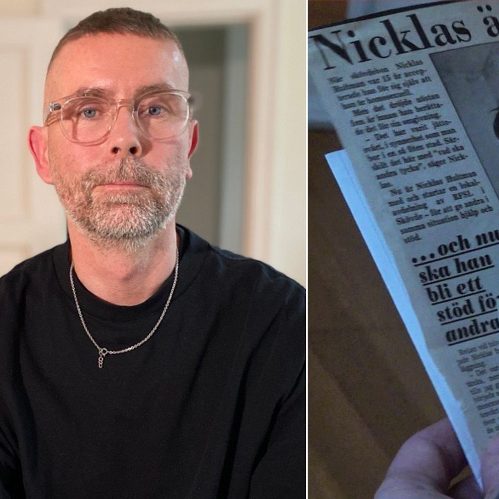 Man i svart tröja bredvid en tidningsartikel