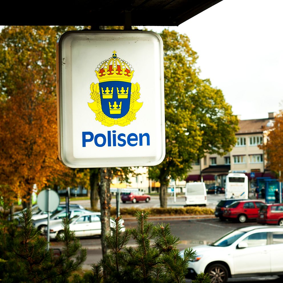 Skylt på polishus.