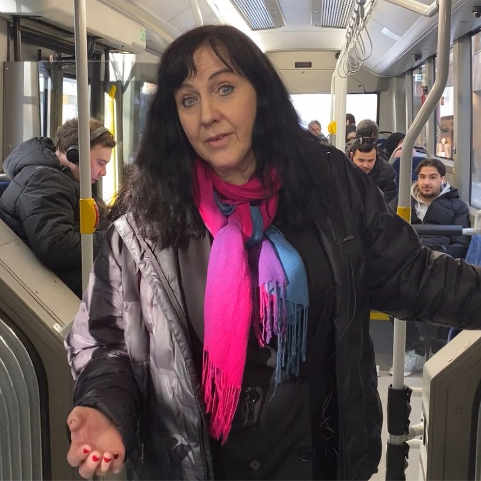 Tvådelad bild. Till vänster: Person på buss med färgglad scarf. Till höger: Någon snyter sig i en servett.
