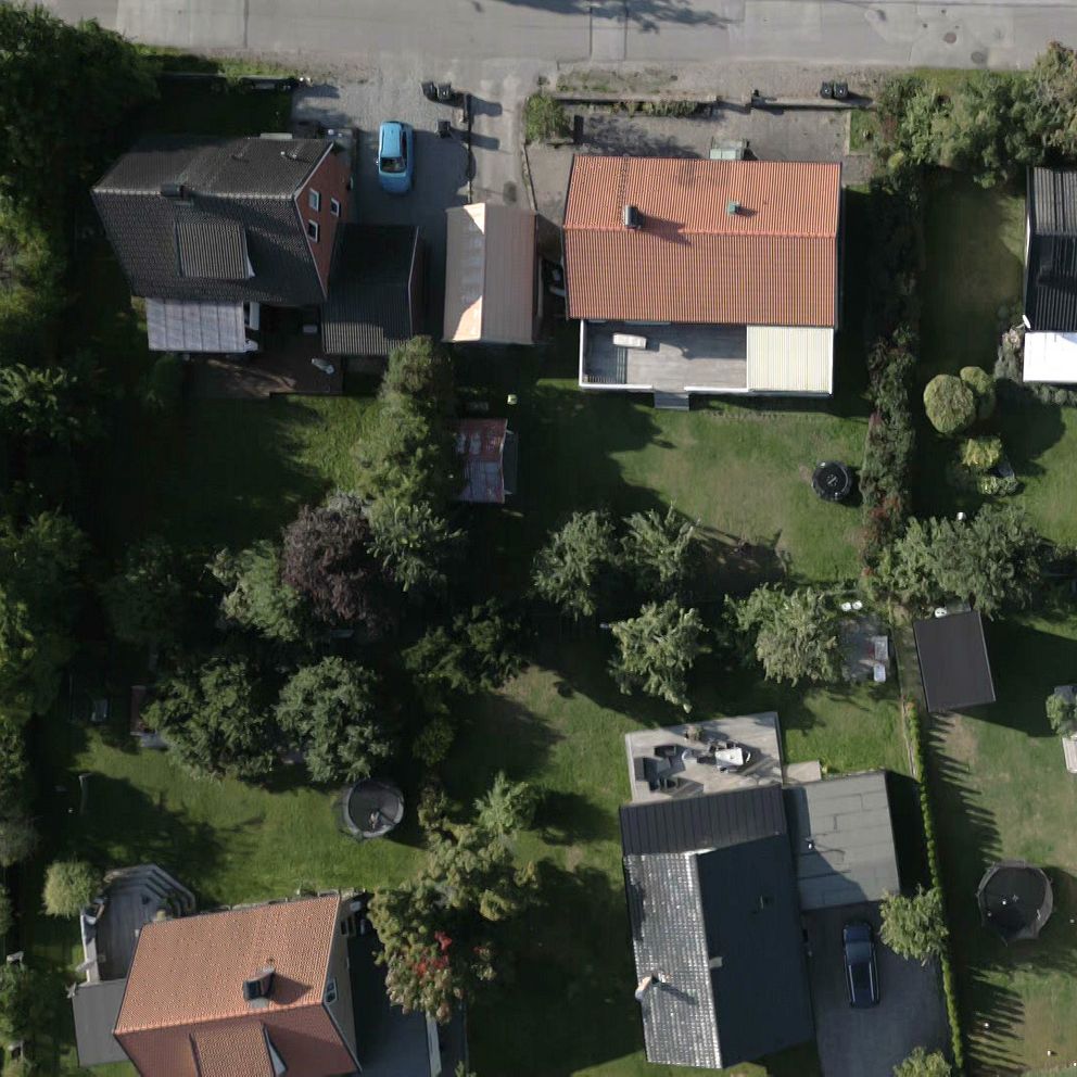 ALT-text: Bilden är delad i två sektioner. Den vänstra sektionen visar en fågelperspektiv av en bostadsområde med flera hus och grönskande trädgårdar. Den högra sektionen visar en person stående på en gata, med en grön bakgrund av träd och byggnader.