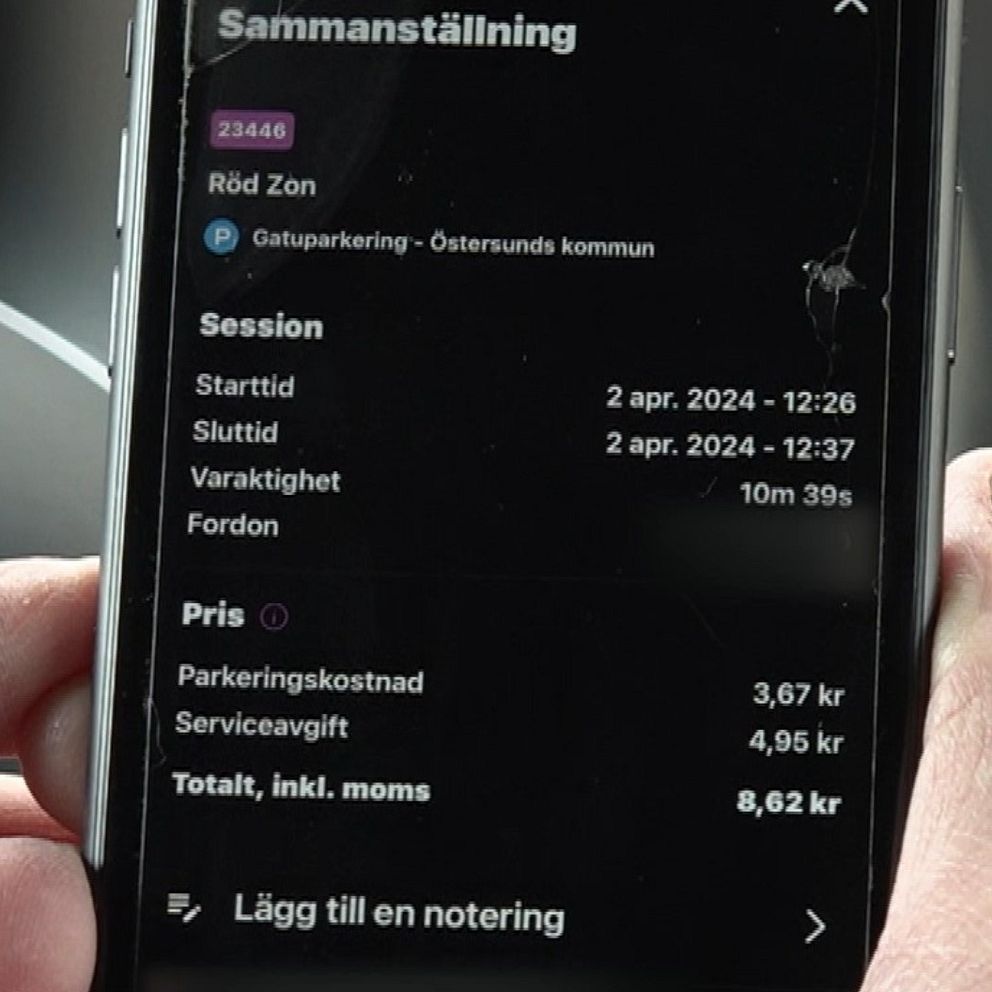 Trafikingenjör Carola Jonsson kriterar EasyParks nya serviceavgift i Östersund.