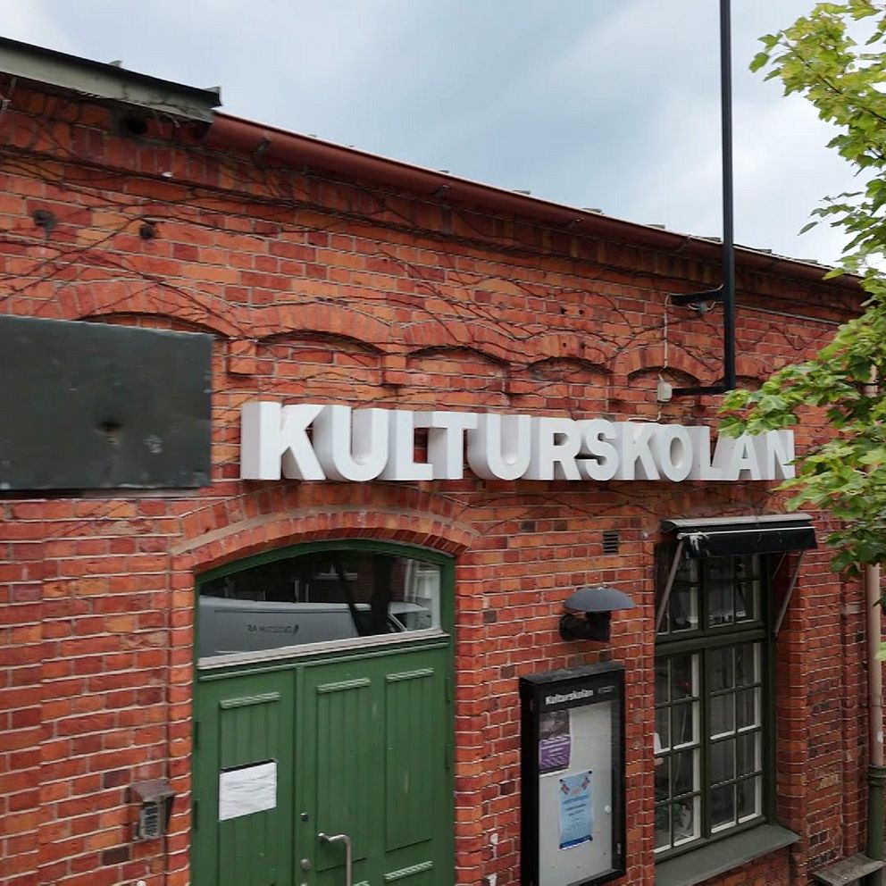 Till vänster bild på kulturskolan i Jönköping, en tegelbyggnad med grön dörr. Till höger i bildOve Mårtensson, verksamhetschef för kommersiella fastigheter i Jönköpings kommun.