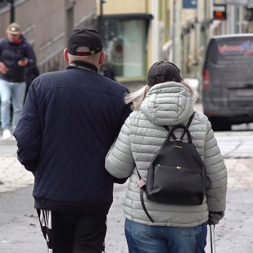 Delad bild. Till vänster: Äldre par går på en gata i Östersund. Till höger: datorskärm med aktiegraf som pekar brant nedåt.