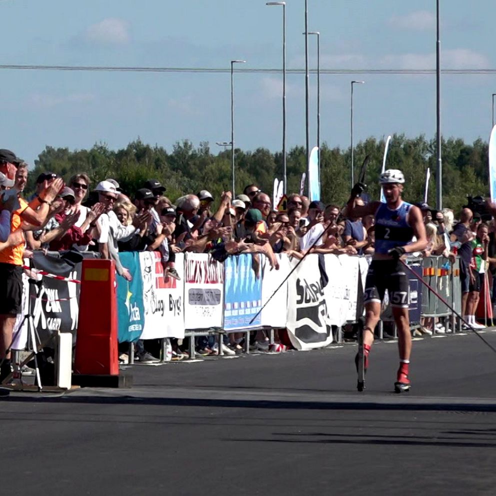 Alvar Myhlback korsar mållinjen som vinnare i rullskidloppet värnamorullen