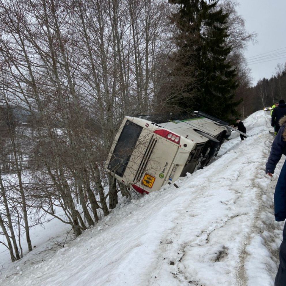 Buss som har vält mot några träd, i Nordingrå i Kramfors kommun.