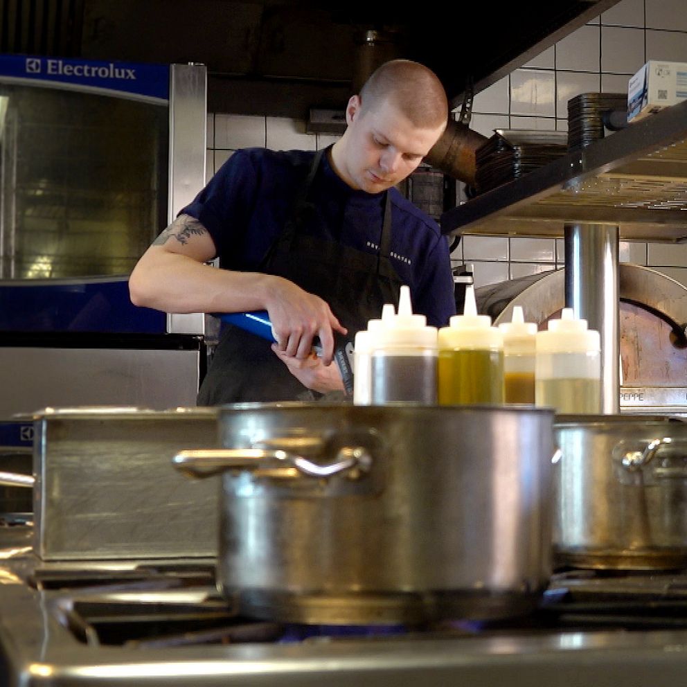 Piteåkocken Max Salomonsson står i köket och lagar mat.