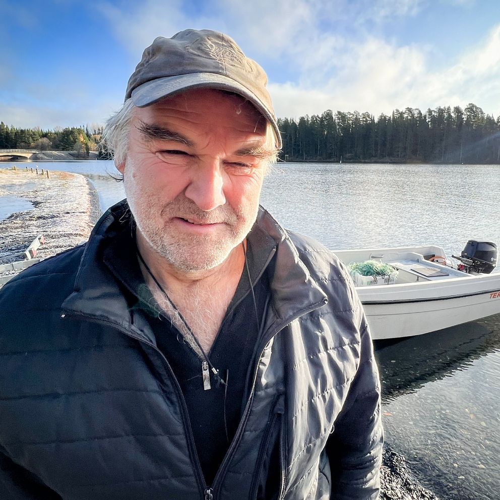 Enorm kanadaröding lyfts upp ur båt på storsjön på den offentliga måltidens dag.