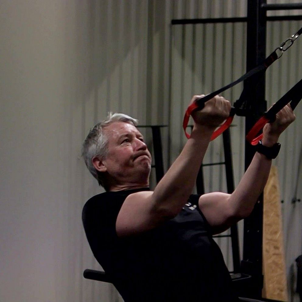 man på gym som tränar