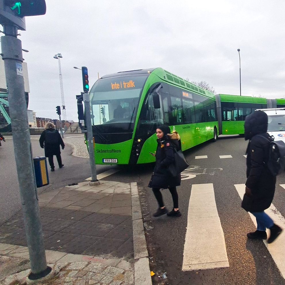 Malmöbuss har fastnat i korsning