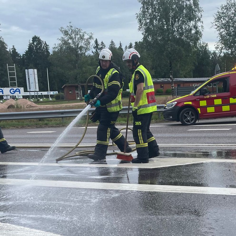 Brandmän vid väg