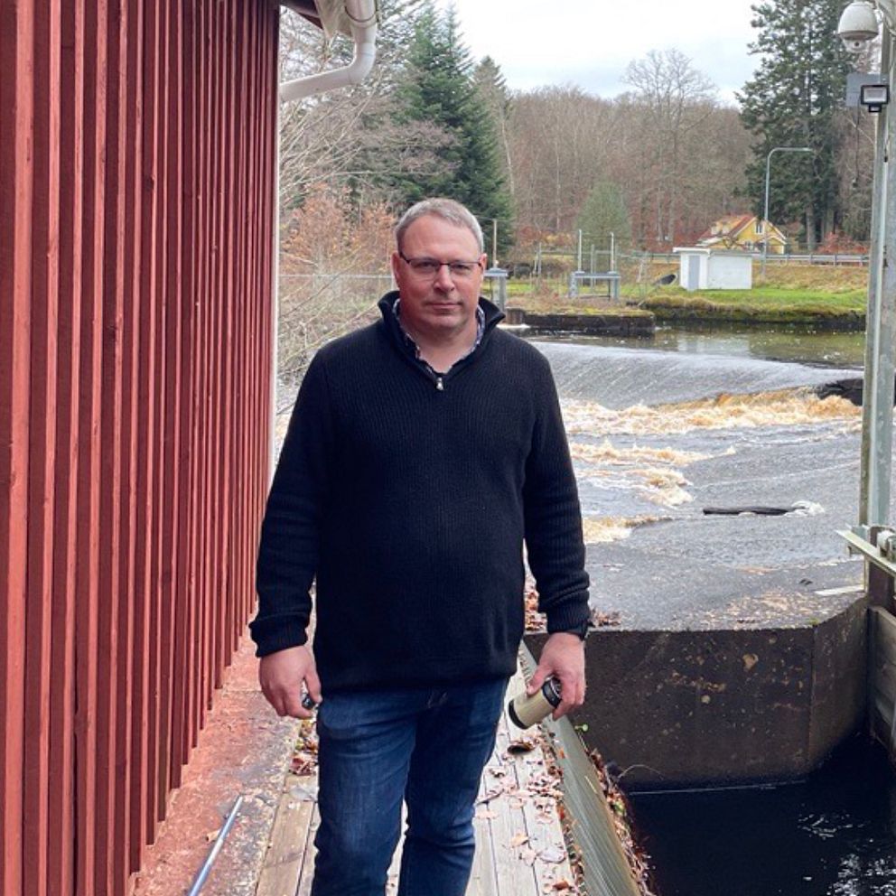 Jan Ekman står vid sitt vattenkraftverk i Helge å utanför Osby