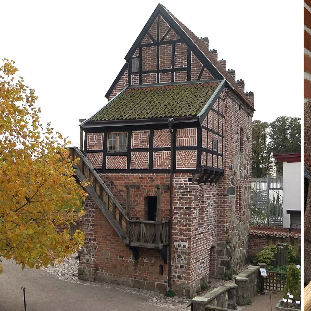 En delad bild som visar Dekanhuset på Kulturen i Lund, rödbrun tegelvägg, och på höger sida är timmermannen Olof Andersson iklädd medeltida kläder som håller en yxa. Byggnaden omges av träd med gula löv, vilket ger en känsla av höst.