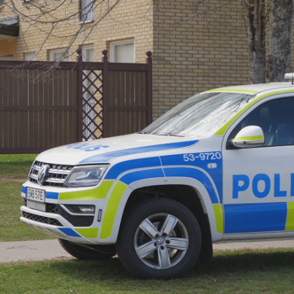 En polisbild står parkerad intill en gångväg.