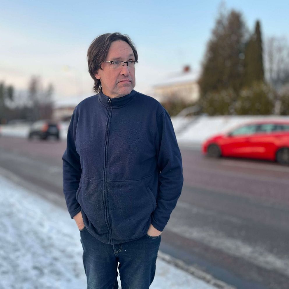 Daniel Svensson är en av alla Järlåsabor som tröttnat på fortkörningen genom byn.