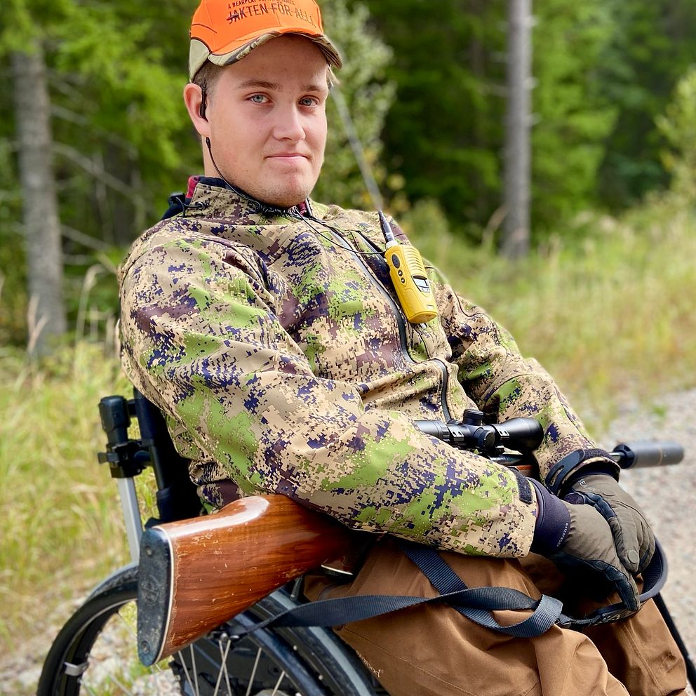 Jägare i rullstol med ett gevär