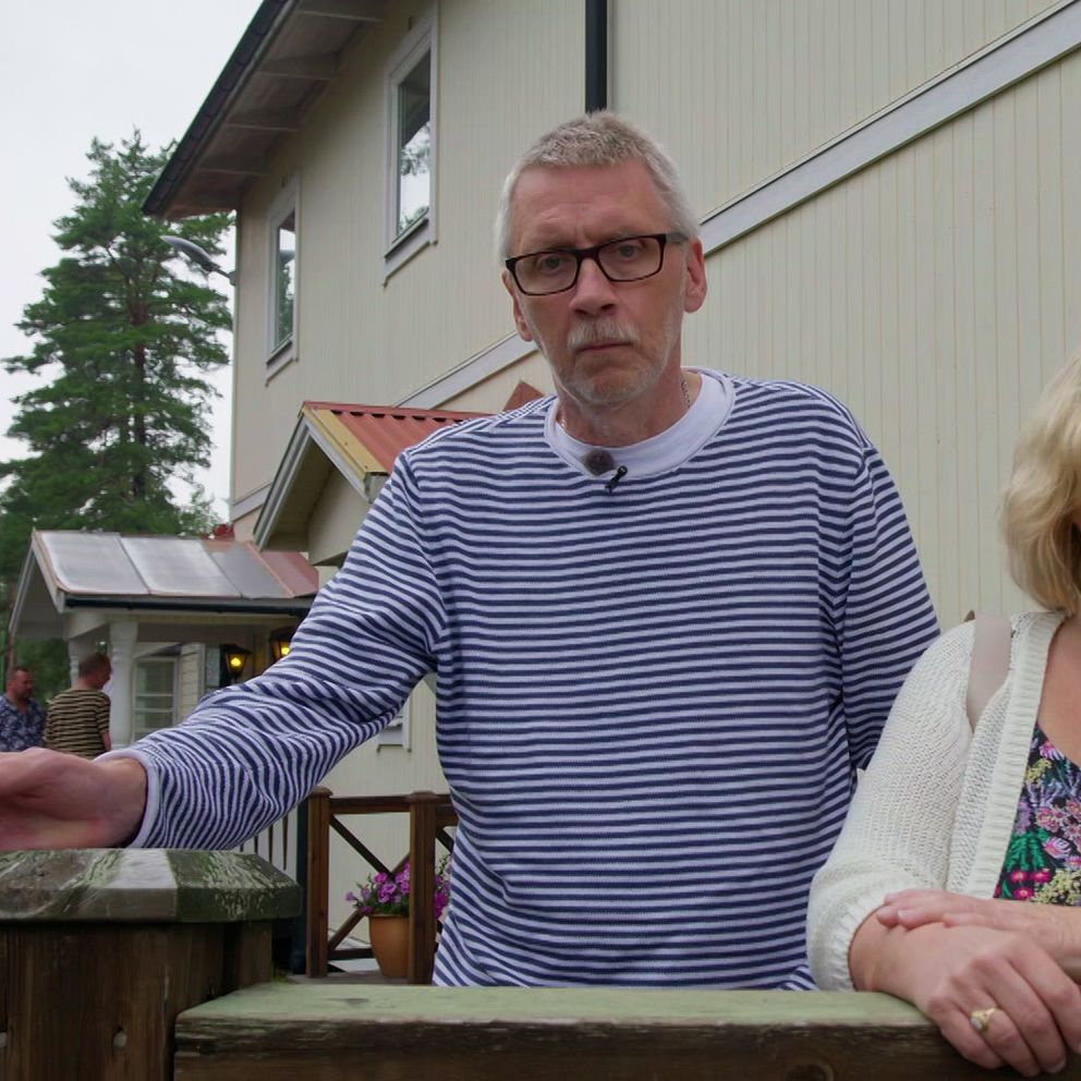 En man och en kvinna lutat mot ett räcke