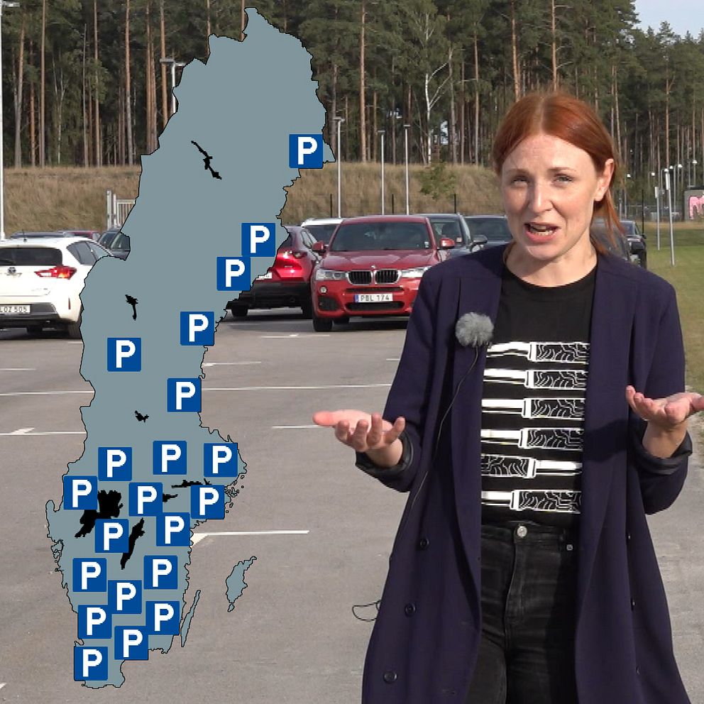En person står på en parkering med bilar i bakgrunden, medan en karta över Sverige visas intill. Kartan markerar olika platser med ”P” som indikerar parkeringsmöjligheter. Grönskande skog syns i bakgrunden och det är en solig dag.