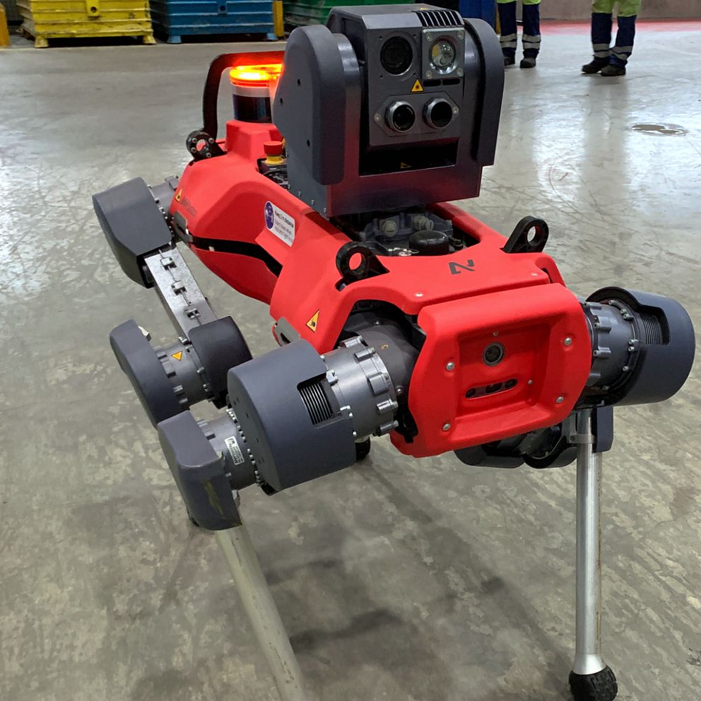 Robot som ser ut som en hund, med fyra ben, röd kropp och svart huvud, med vad som ser ut som två ögon.