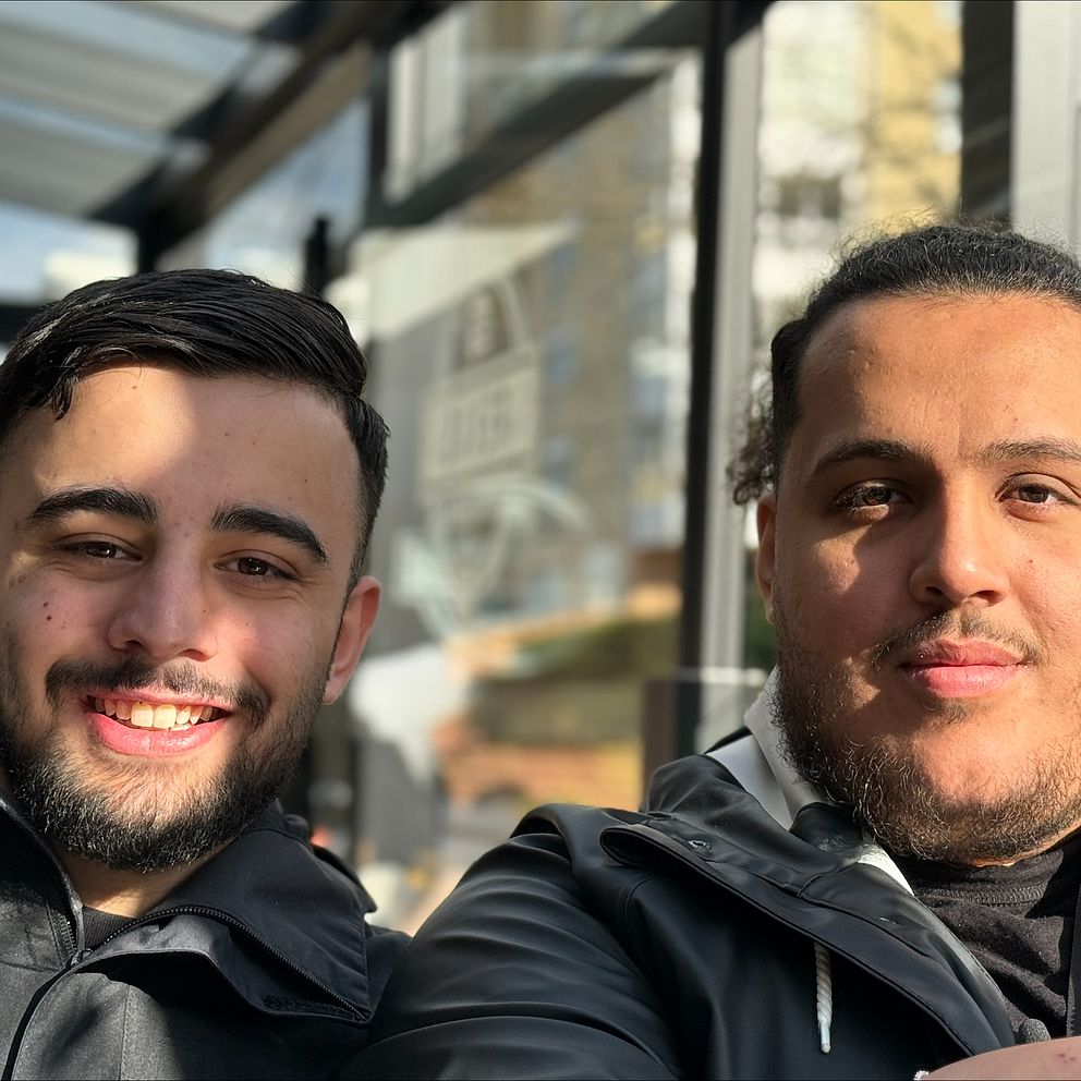 Två killar sitter på restaurang