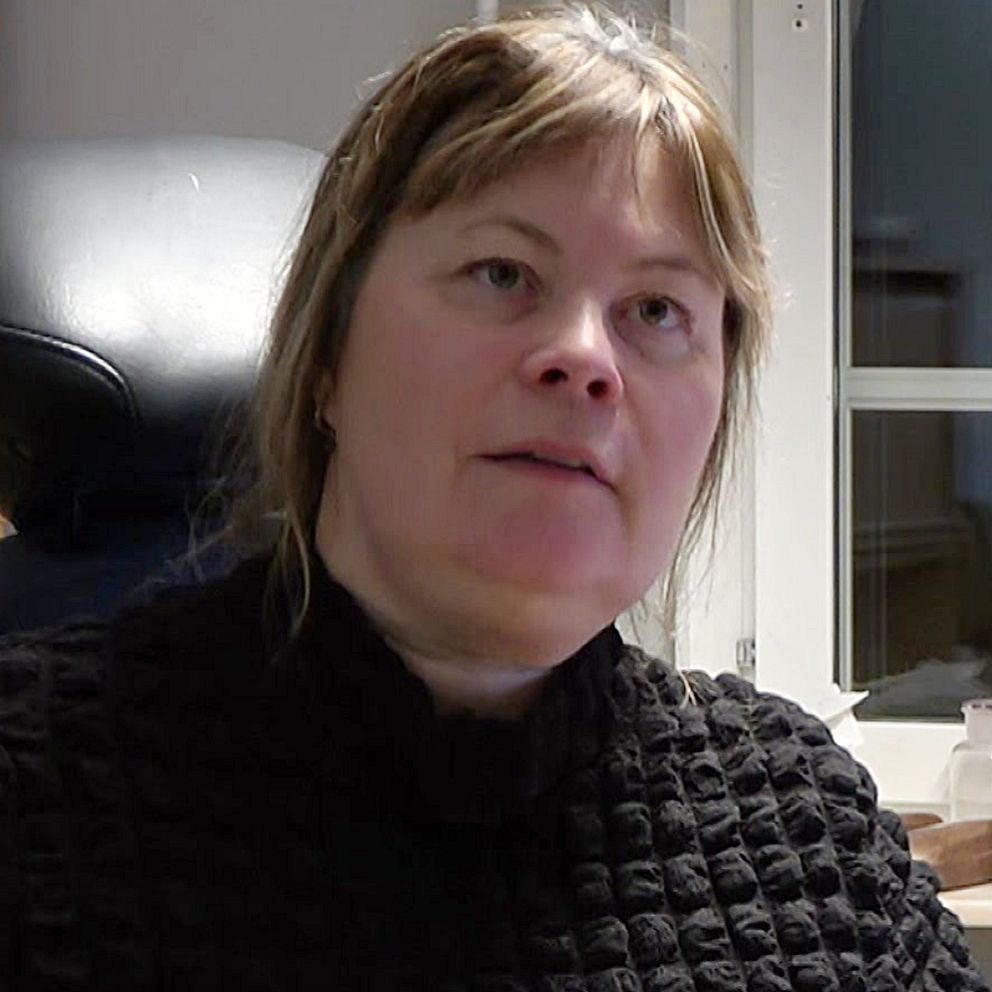 Margareta Persdotter, äldreomsorgschef på Arvidsjaurs kommun, sitter vid sitt skrivbord och har en svart tröja på sig.