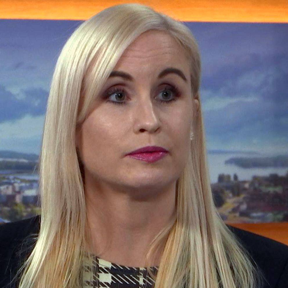 Karolina Lassbo, åklagare, med långt, blont hår klädd i en mörk kavaj.