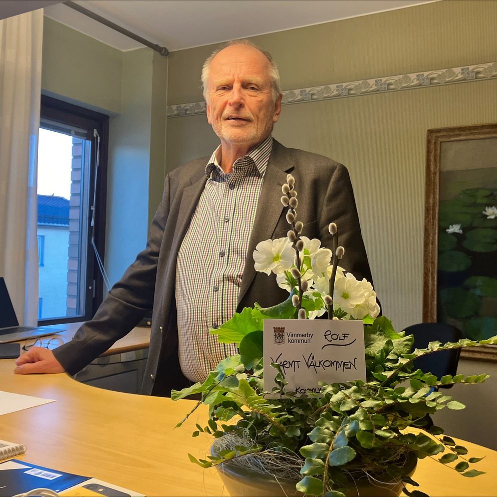 En man bakom ett skrivbord.