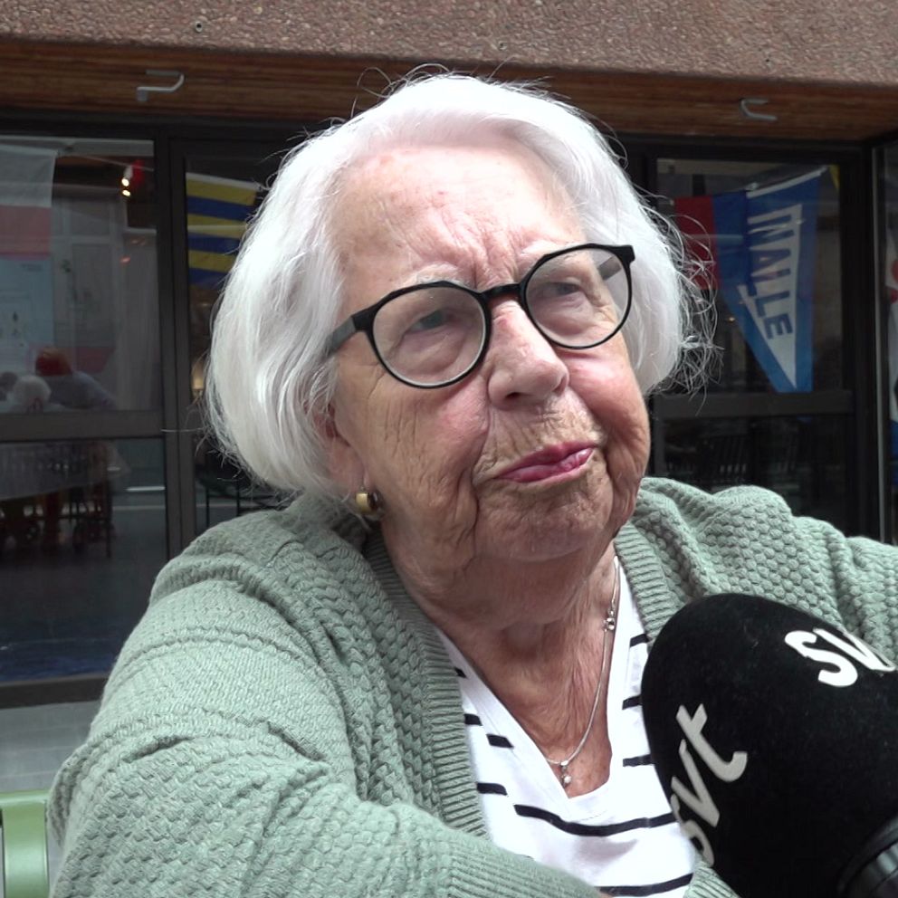 En äldre dam i mörka glasögon blir intervjuad i Oskarshamn om den nya ishallen, ishall oskarshamn. IK Oskarshamn, IKO