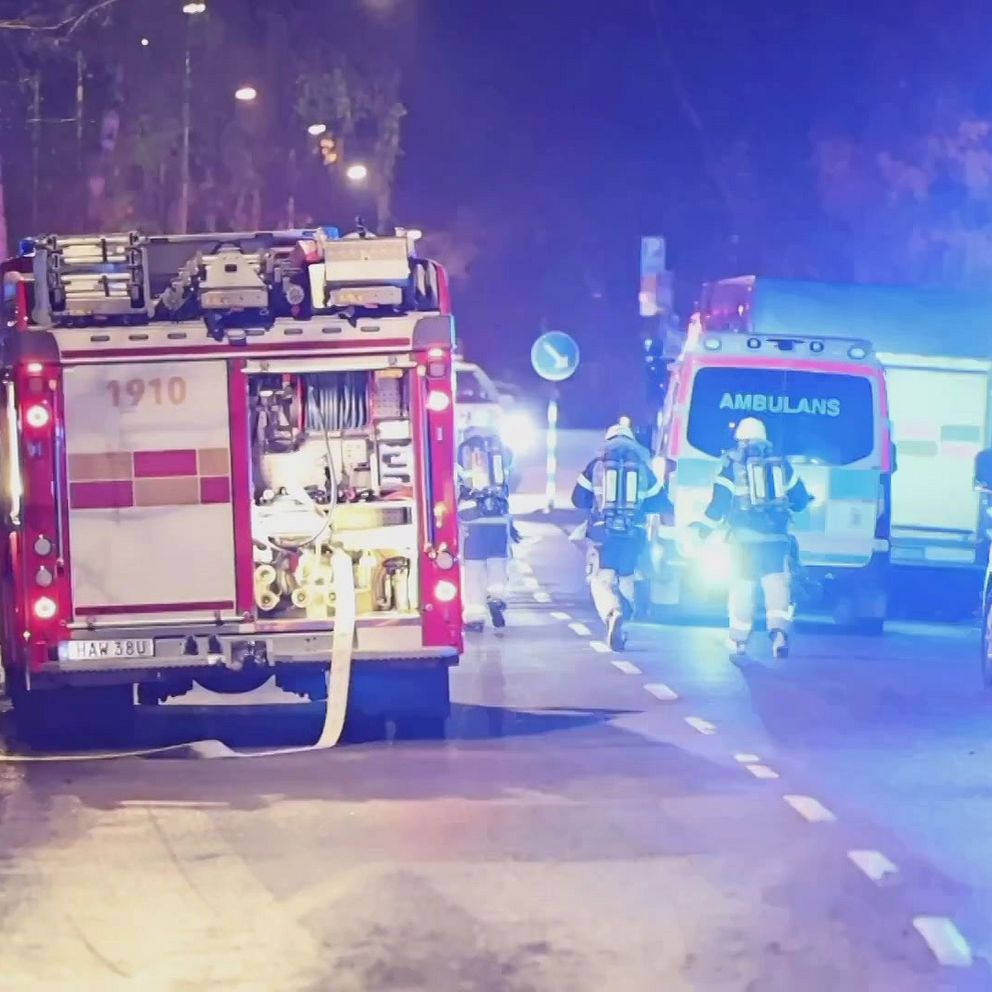 Räddningstjänst vid lägenhet i Hägerstensåsen där kvinna efter en lägenhetsbrand natten till tisdag.