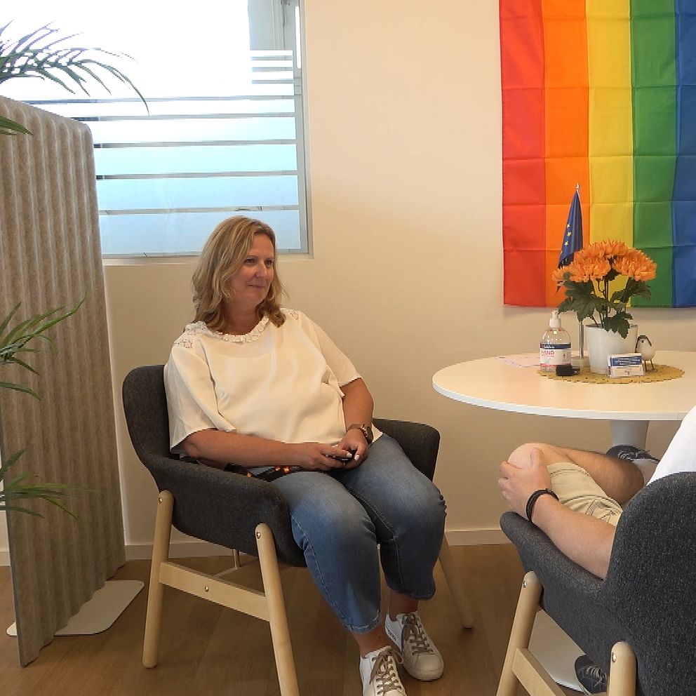 Charlotte Havaas sitter mittemot en av besökarna av verksamheten.