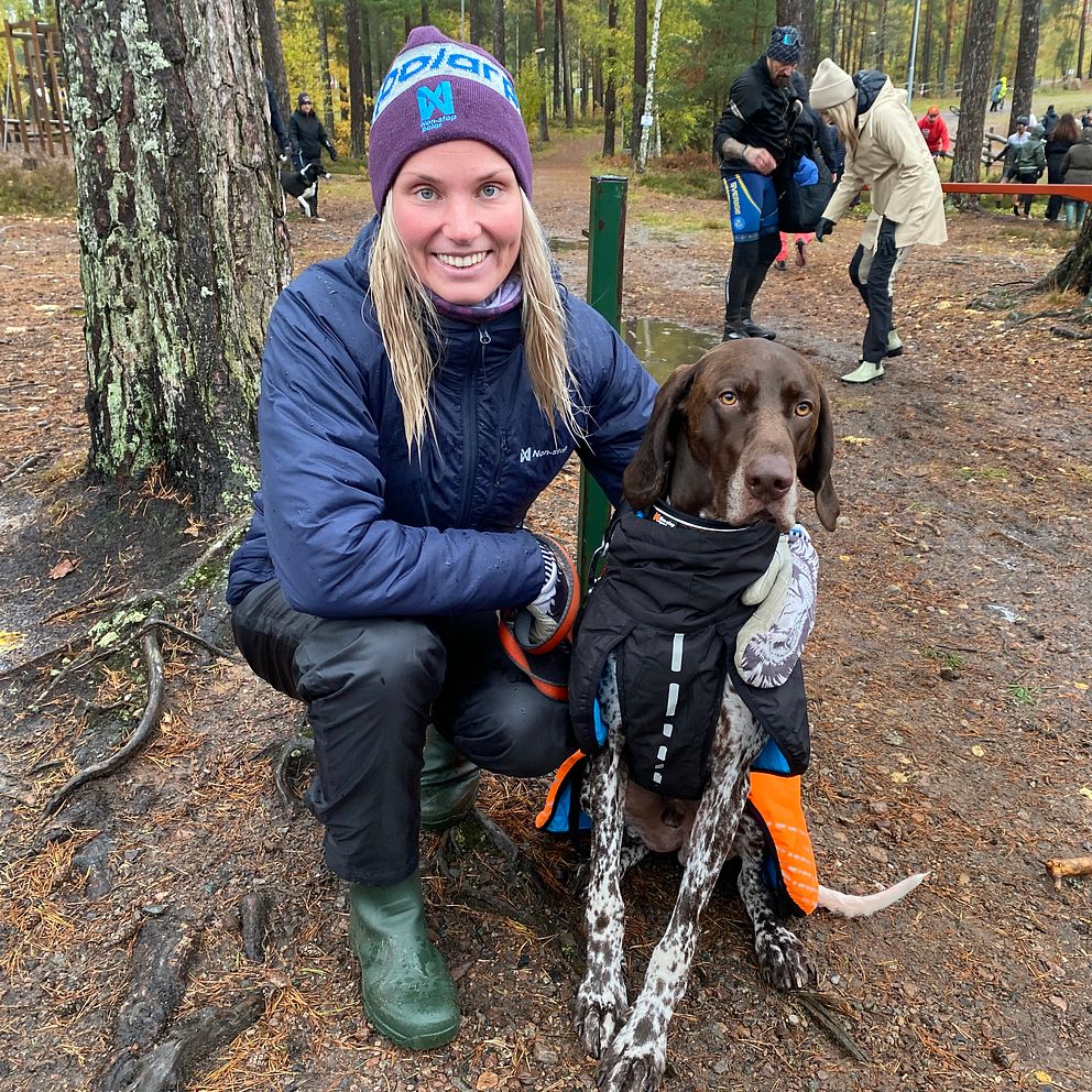 Sanna Näslund tillsammans med hunden Bosse efter SM-guldet i barmarksdrag i Nybro.
