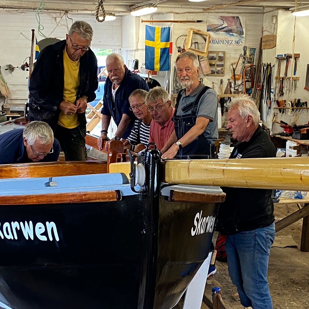 Båten är byggd i inplastad plywood – och snart är det premiär i vattnet. Ryktet säger att den är ”osänkbar”.