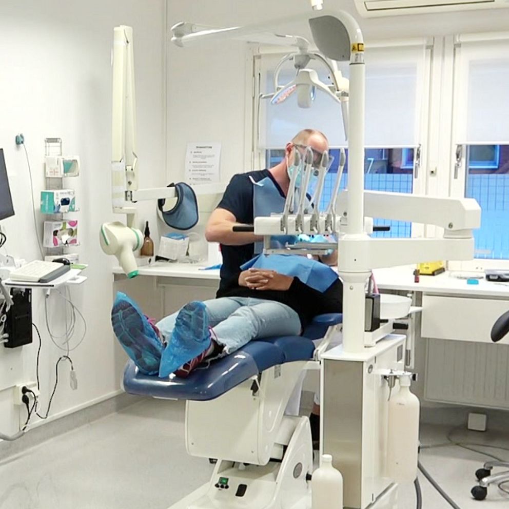 Tandläkare behandlar patient och en bild på Maria Pettersson, chef på Folktandvården Norrbotten.