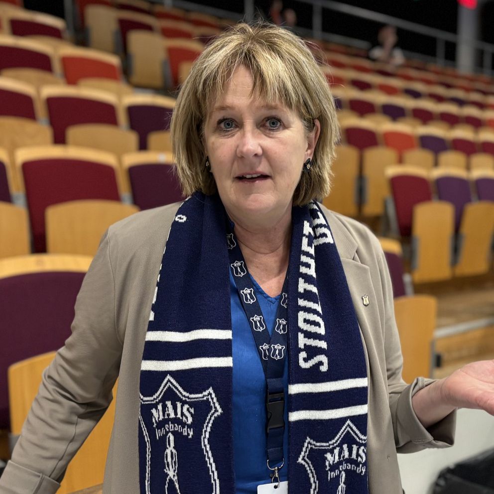 Person i tom sportarena med ”Stortuna” halsduk.