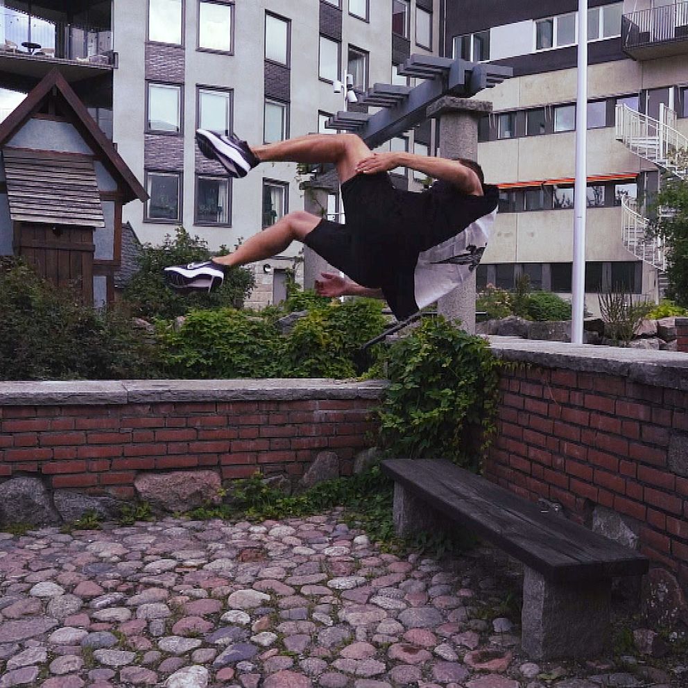 Oliver Nordin gör parkour.