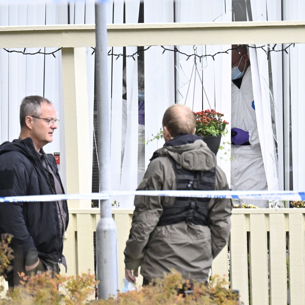 Polistekniker undersöker bostaden i Malmö där en man sköts ihjäl.