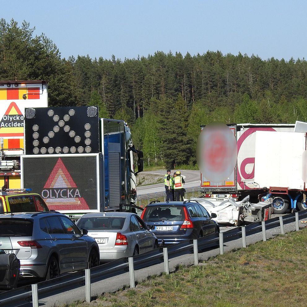 Flera lastbilar har krockat.